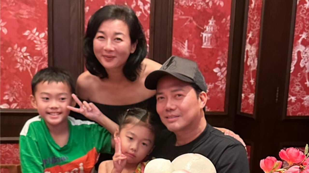 谢天华一家水上乐园游玩,51岁老婆罕见露面,曾4次做