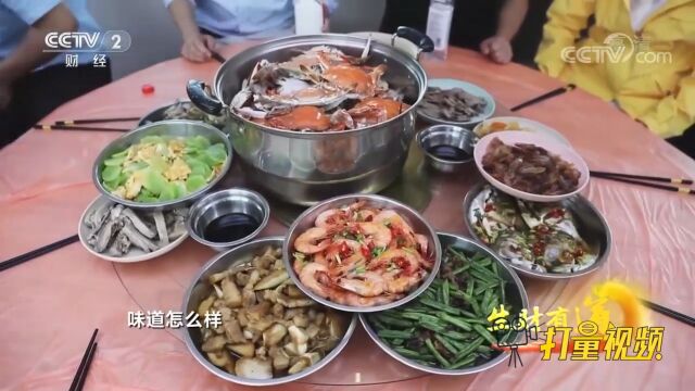 新鲜捕捞的海鲜在渔船厨房现场烹饪,吃的就是一个鲜字