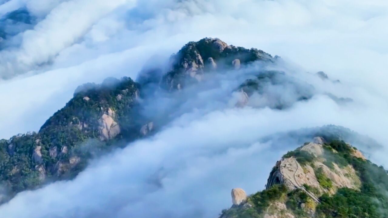 一瀉千里!安徽九華山現瀑布雲似天幕下落