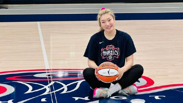 开启WNBA之旅!李梦现身神秘人球馆,与球队logo开心合影,张隆陪伴