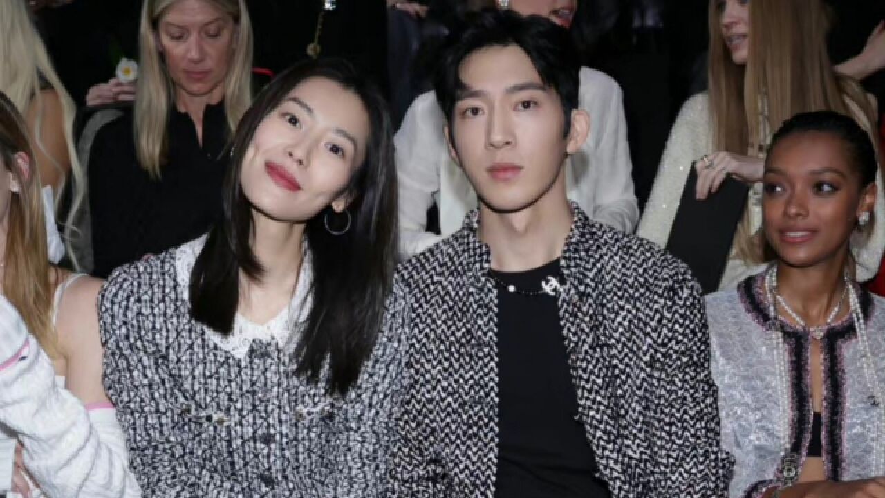 他超爱!井柏然打扮时尚与好友逛街,偶遇刘雯海报比心自拍好甜