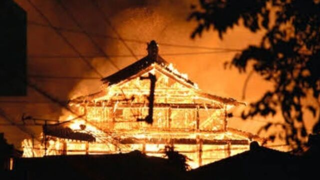 2011年12月26日,日本靖国神社的大门,竟被人放火给烧了!