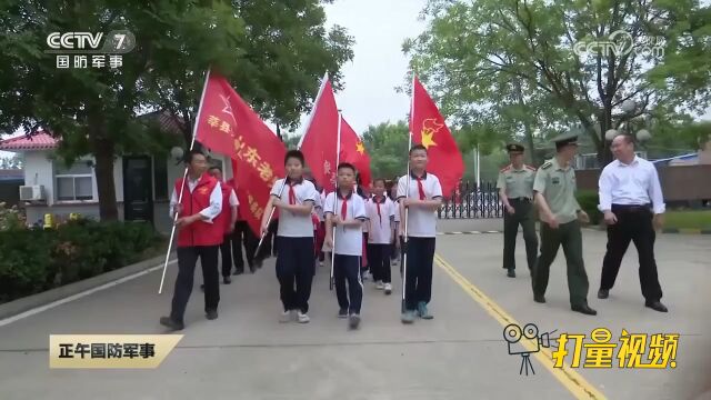 山东聊城:“红领巾”进军营,零距离接受国防教育