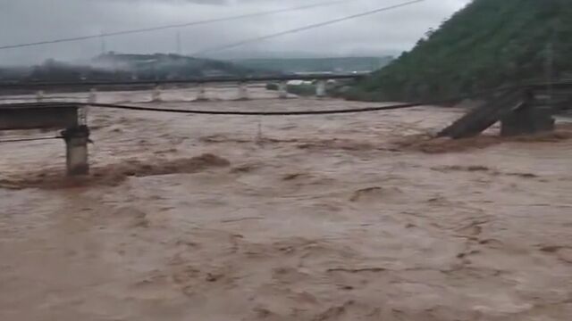 石太线翟家庄铁路桥被洪水冲塌,当地:已禁止通车,无人员伤亡