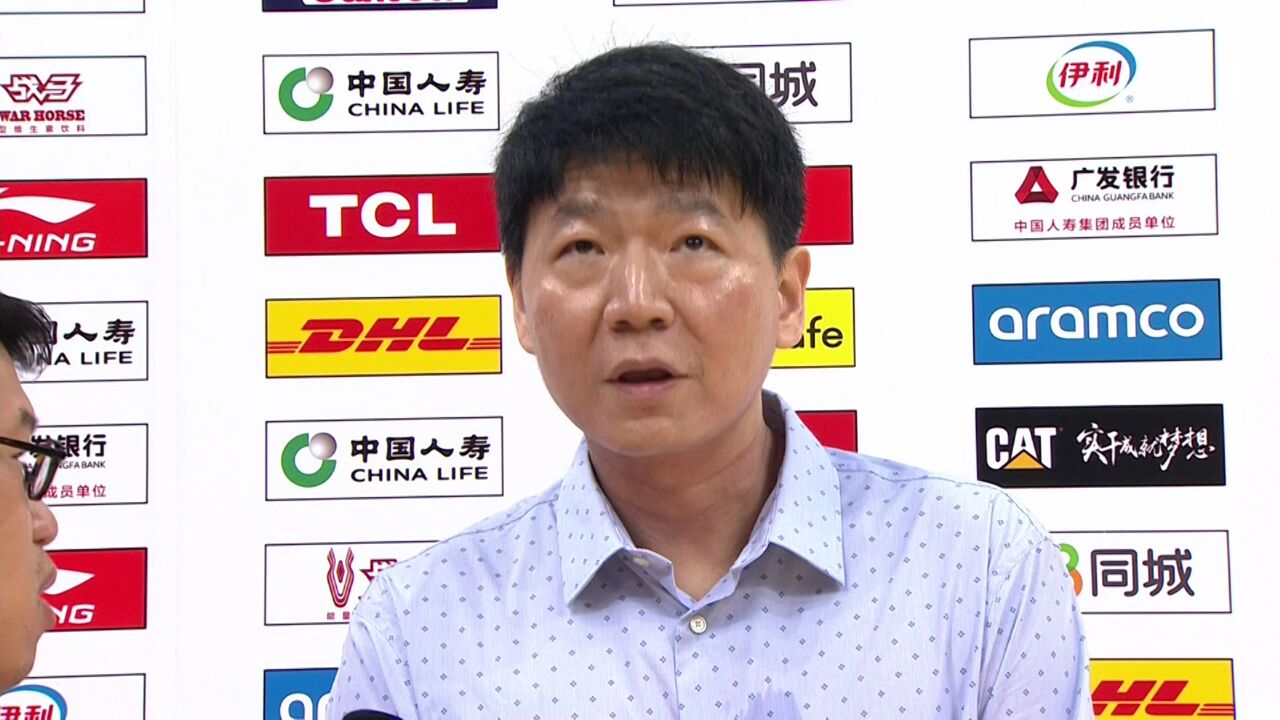 新疆男篮狂胜深圳男篮!新疆伊力特主教练邱彪赛后采访.