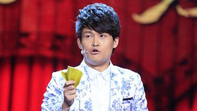 赵本山徒弟小沈龙暗讽五月天假唱割韭菜麦克不插电粉丝自欺欺人