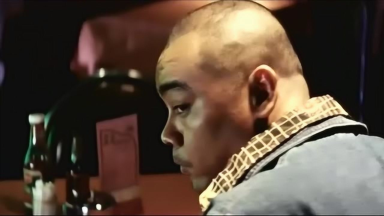 暗花-伟仔够凶,直接用酒瓶把手砸烂,光头刘青云淡定喝汤