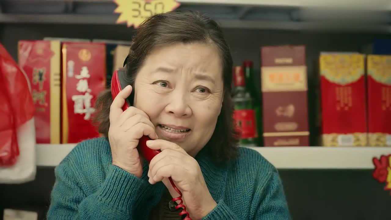 打工仔给老母亲打电话老母亲边接电话边抹眼泪这实在感人