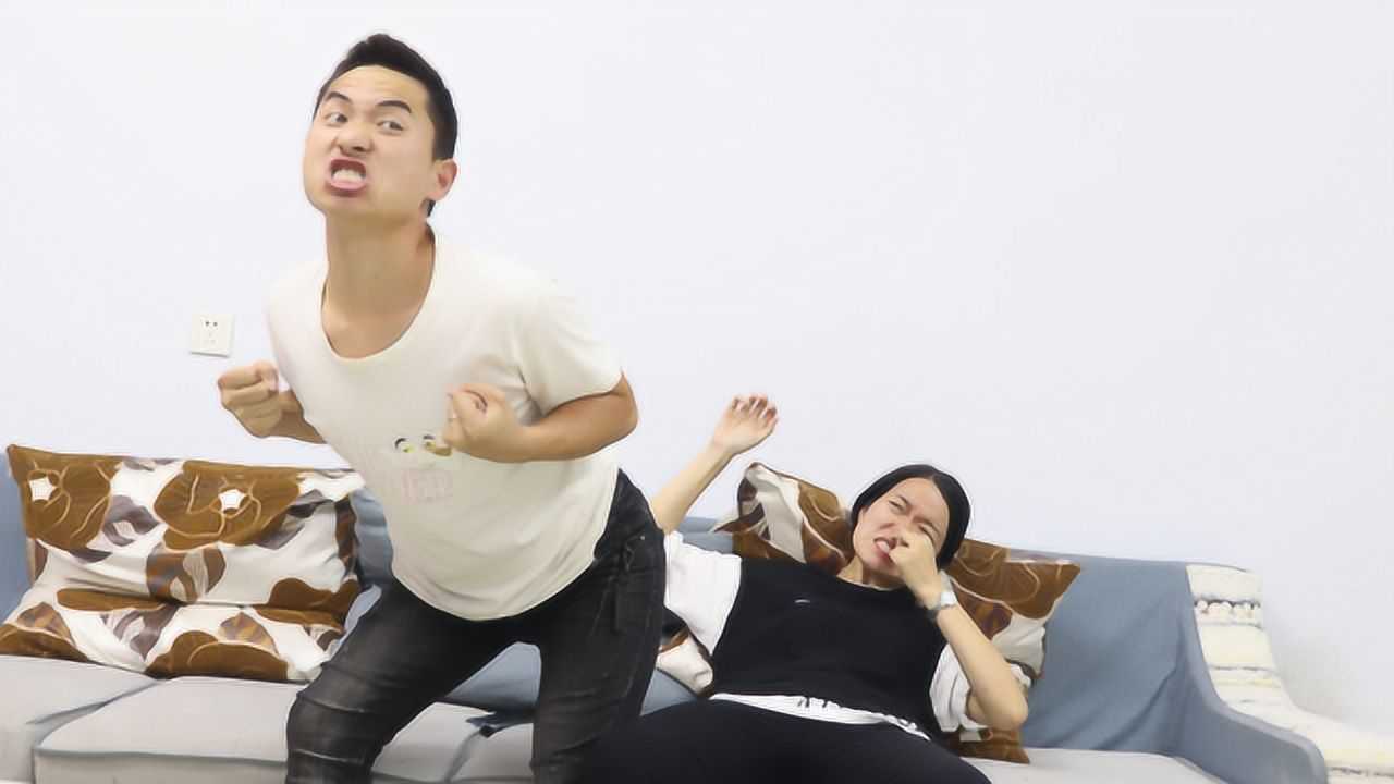 兄妹俩比赛放屁,没想哥哥放的屁差点把妹妹熏晕,笑死人了