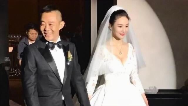 侯勇携小20岁娇妻罕露面,妻子美腿修长,长相吸睛