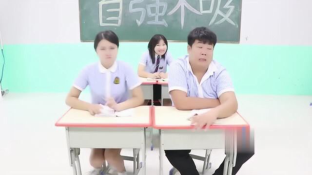 学生上课偷吃口香糖,老师发现后罚她吃巨型口香糖