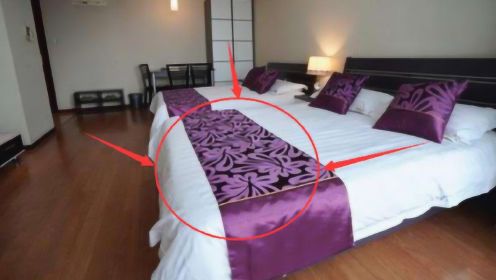 情侣酒店床上的布有什么用？保洁员无意间说漏嘴，很多人都用错了