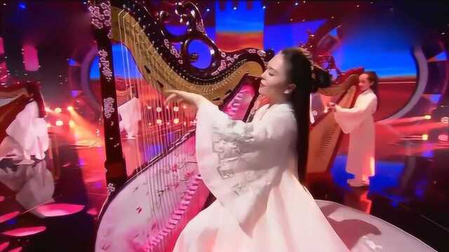 女孩用箜篌深情弹奏歌曲《凉凉》,声音空灵且独特,画面实在是太美了!