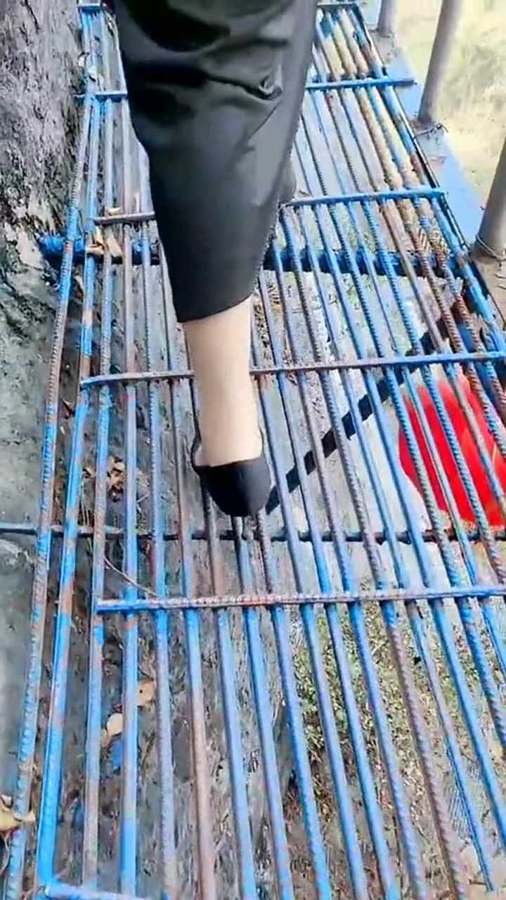高跟鞋爬山,厉害.