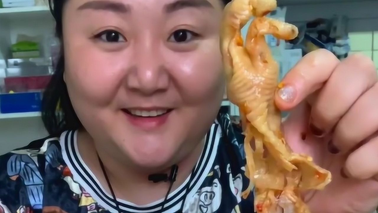 东北胖姐就喜欢吃无骨鸡爪,酸辣口味的特别香,怪不得胖了这么多