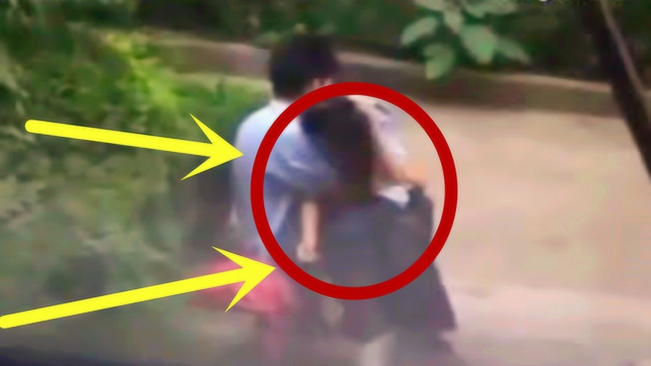 小情侣正在公园亲热,3秒后太恶心,众目睽睽请注意影响!_腾讯视频