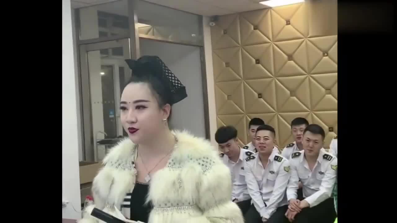 张开凤直播现场点名名字一个比一个奇葩张开凤差点笑场