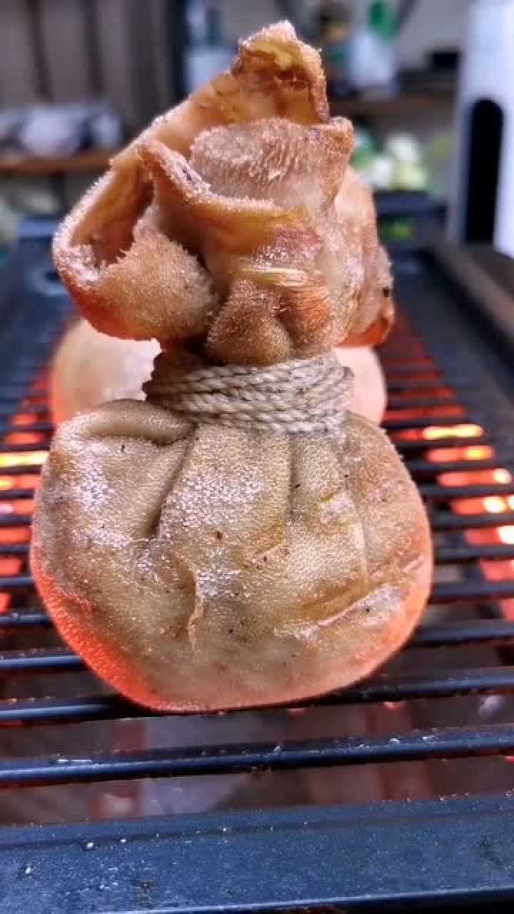 小哥自制:羊肚包羊脑,蘸着佐料,吃得太过瘾了