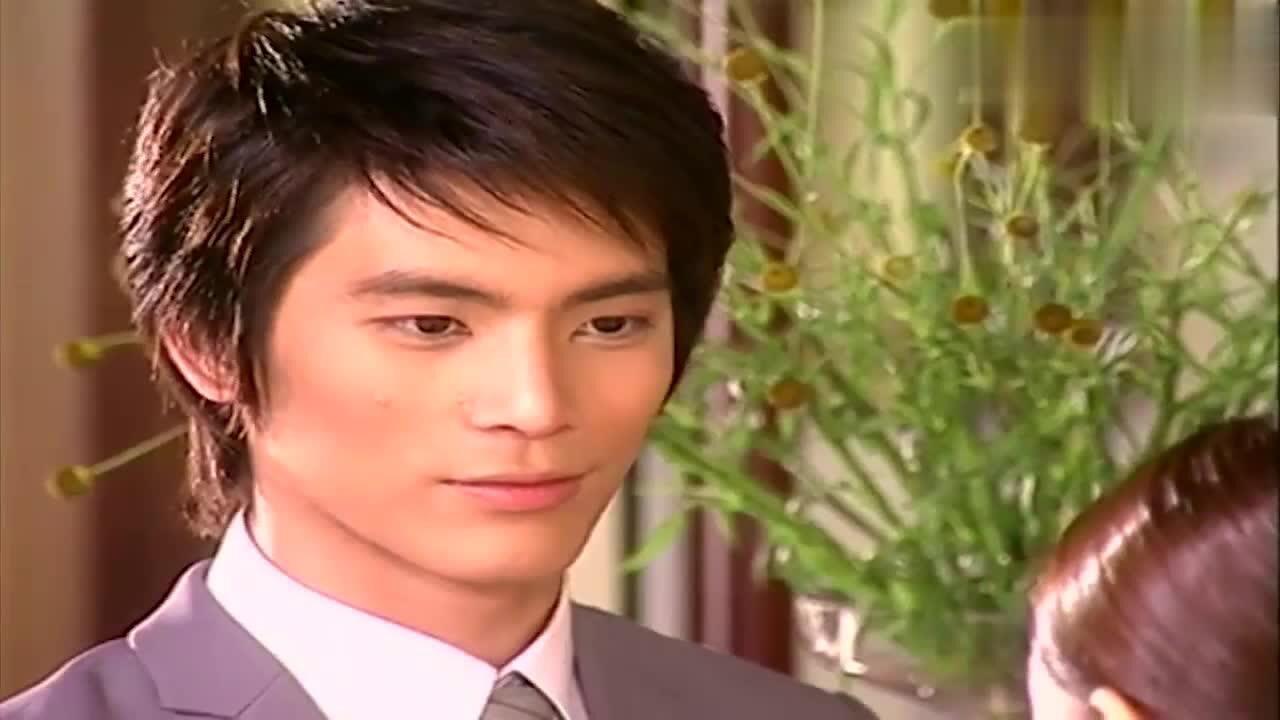 玻钻之争小伙准备拿水给美女喝看见美女手里已经拿着一瓶水