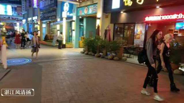 街拍湛江夜晚美食城,这里有些似香港风格,深受外国人喜爱