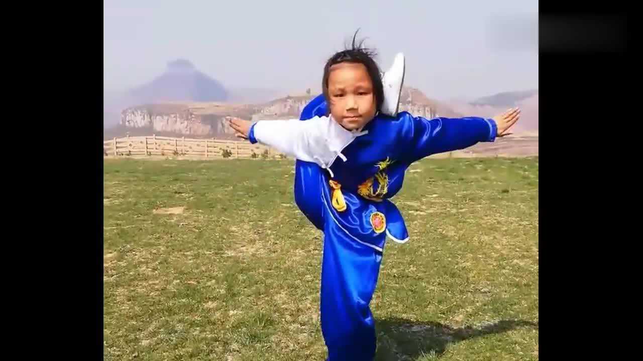 九岁小女孩自小练武术看这基本功颇为扎实苦练了很久吧