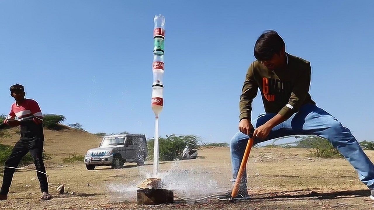 老外用可乐瓶制作水火箭,神操作刷新三观,网友:真是绝了!