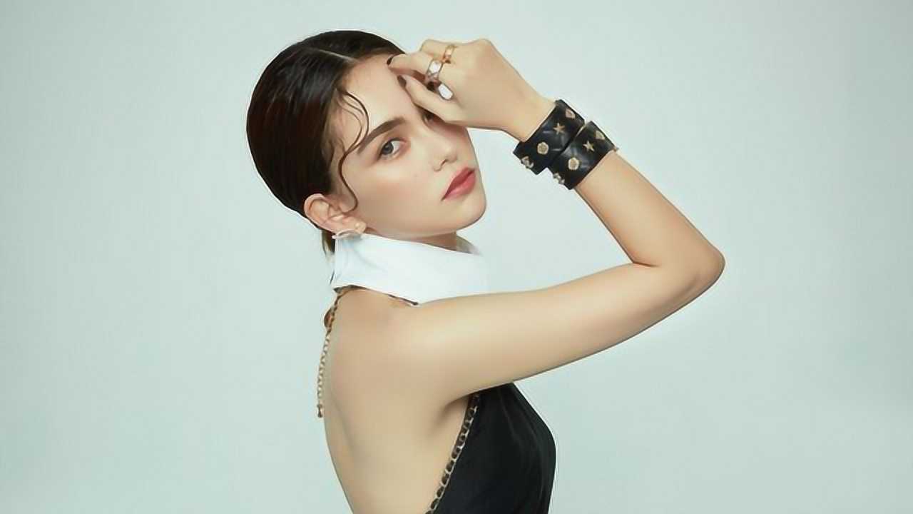 昆凌最新杂志大片野生眉狂野性感一片式连衣裙秀美背雪肌