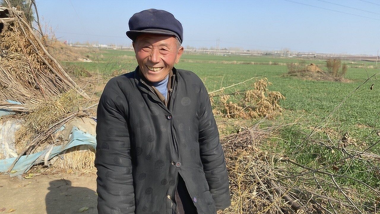 农村70岁大叔独自一人住在乱坟岗晚上不害怕吗看他怎么说