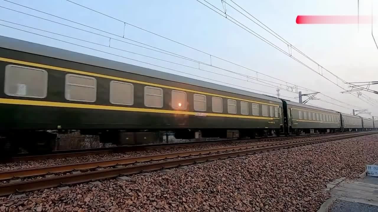 长春至昆明的火车k2285次列车快速驶过安阳段,号称长昆"神车"
