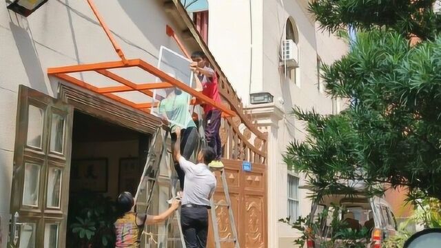 小伙一家去装玻璃遮雨棚,这么安装真结实,装好上面站人都没问题!