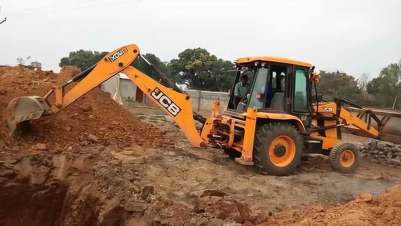 实拍轮式挖掘机挖土作业,干活动作利索的很