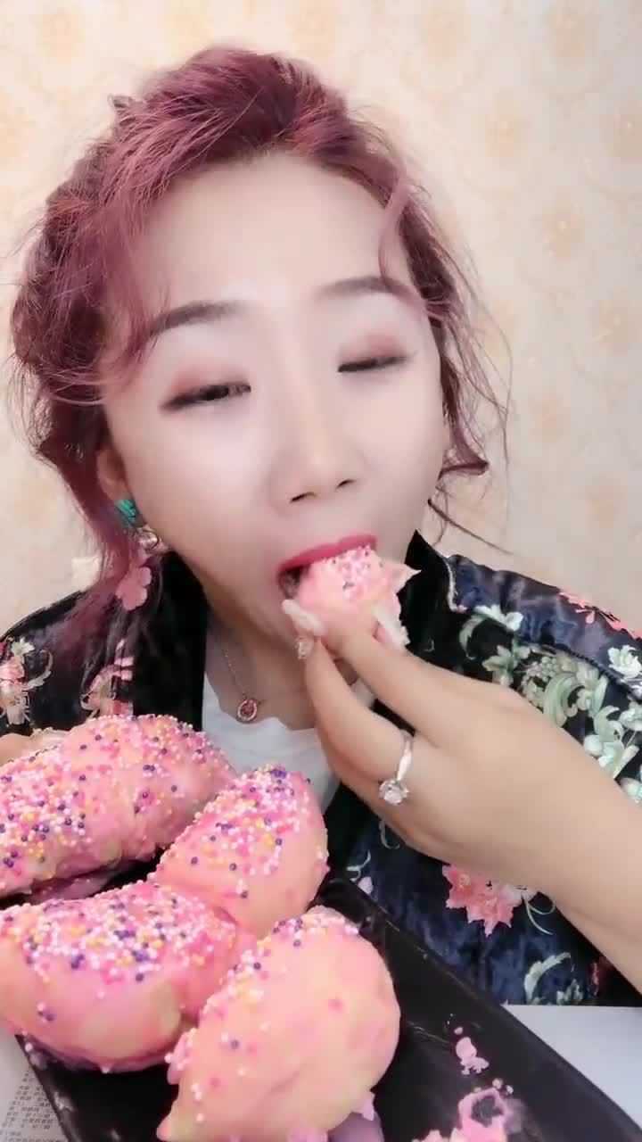 吃冰小姐姐,吃彩色榴莲味脆脆冰,看着就香!