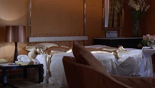 007系列中邦女郎死的最惨的一部，刚与007相遇，就被全身涂满黄金而死