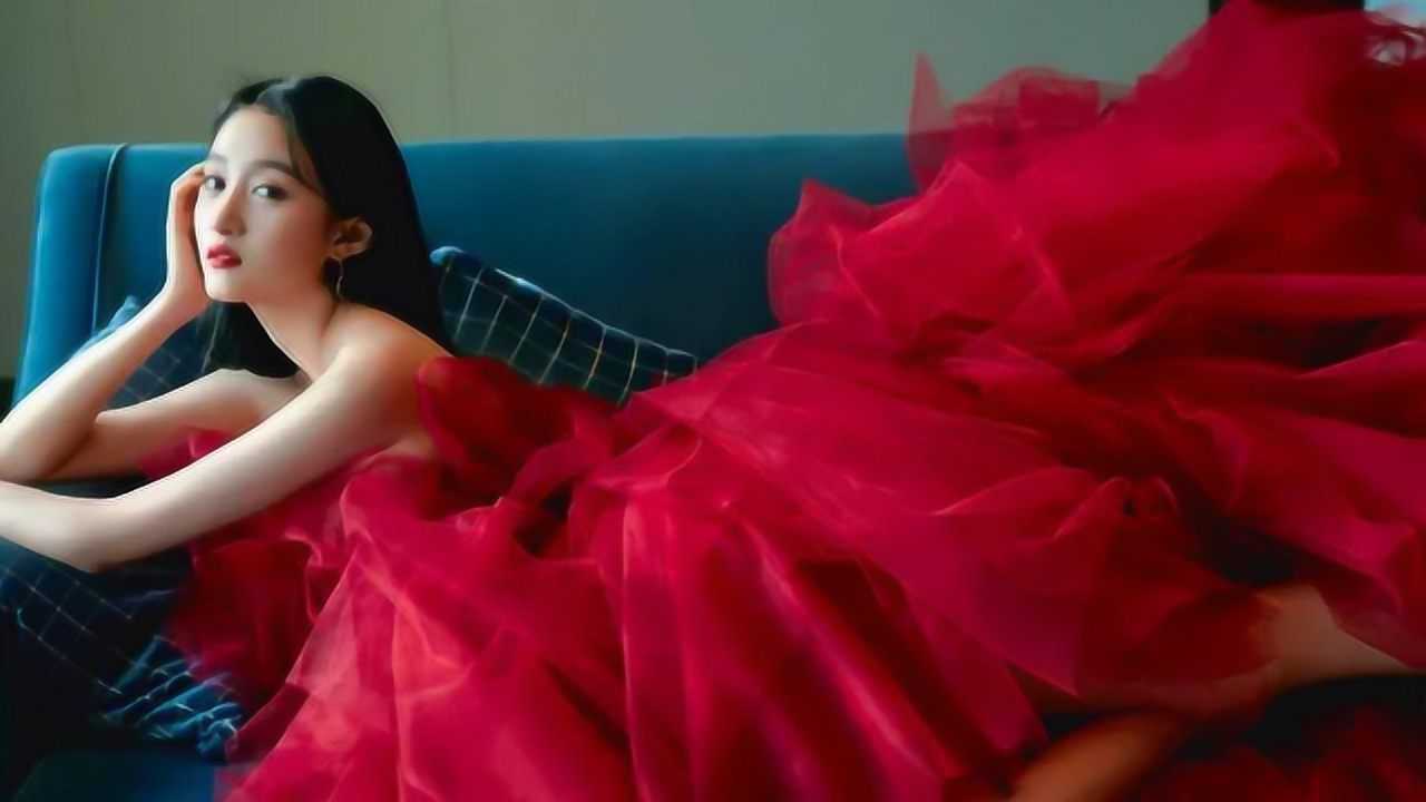 关晓彤穿红色纱裙凹造型,一双长腿如玉雕一般,玻璃上大倒影却成了亮点