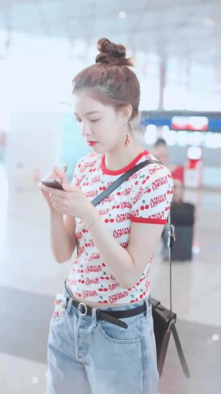 宋妍霏为粉丝签名,身材气质穿搭超级好,笑起来"甜分超标"