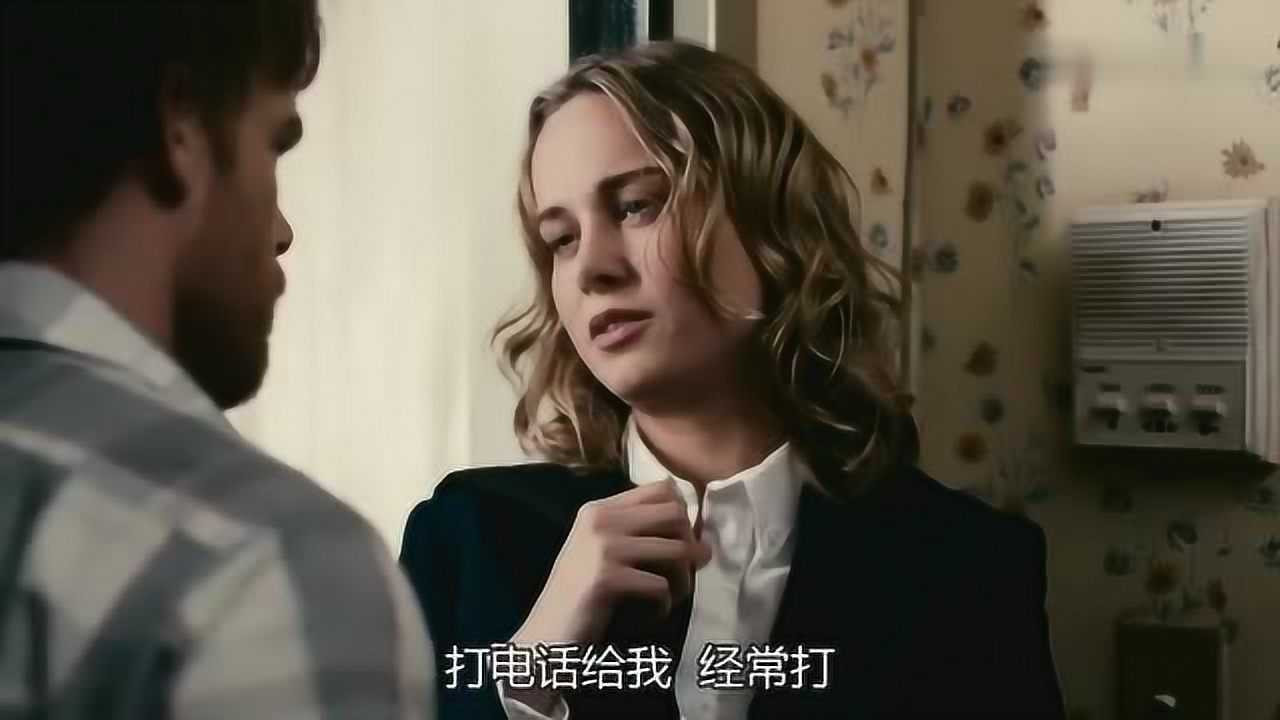 美女临走前被男友亲吻，女友说不准蜻蜓点水，男子抱住美女强吻_高清