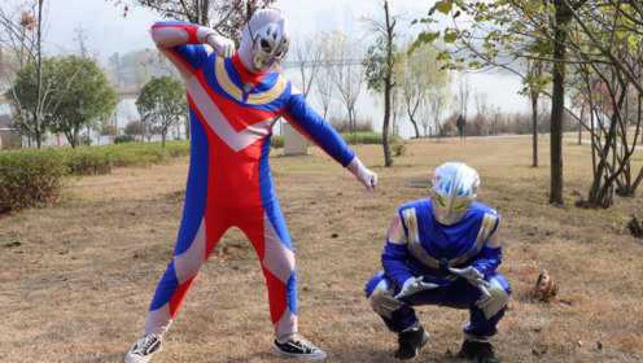 奥特曼真人版:奥特曼在森林烤火,迪迦现身制止,关键时刻放出大招