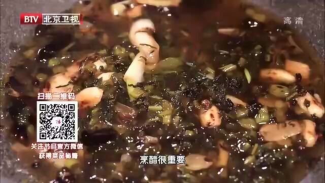 花椒大料下锅煸炒 炒出香味后加水