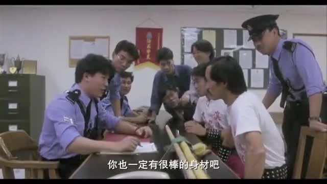 元华自称给李小龙当过替身,撸起衣服秀肌肉,警察都看蒙