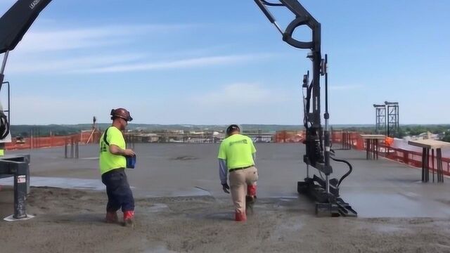 国外发明建筑工地机器,可以快速压实混凝土,完成铺砌工作