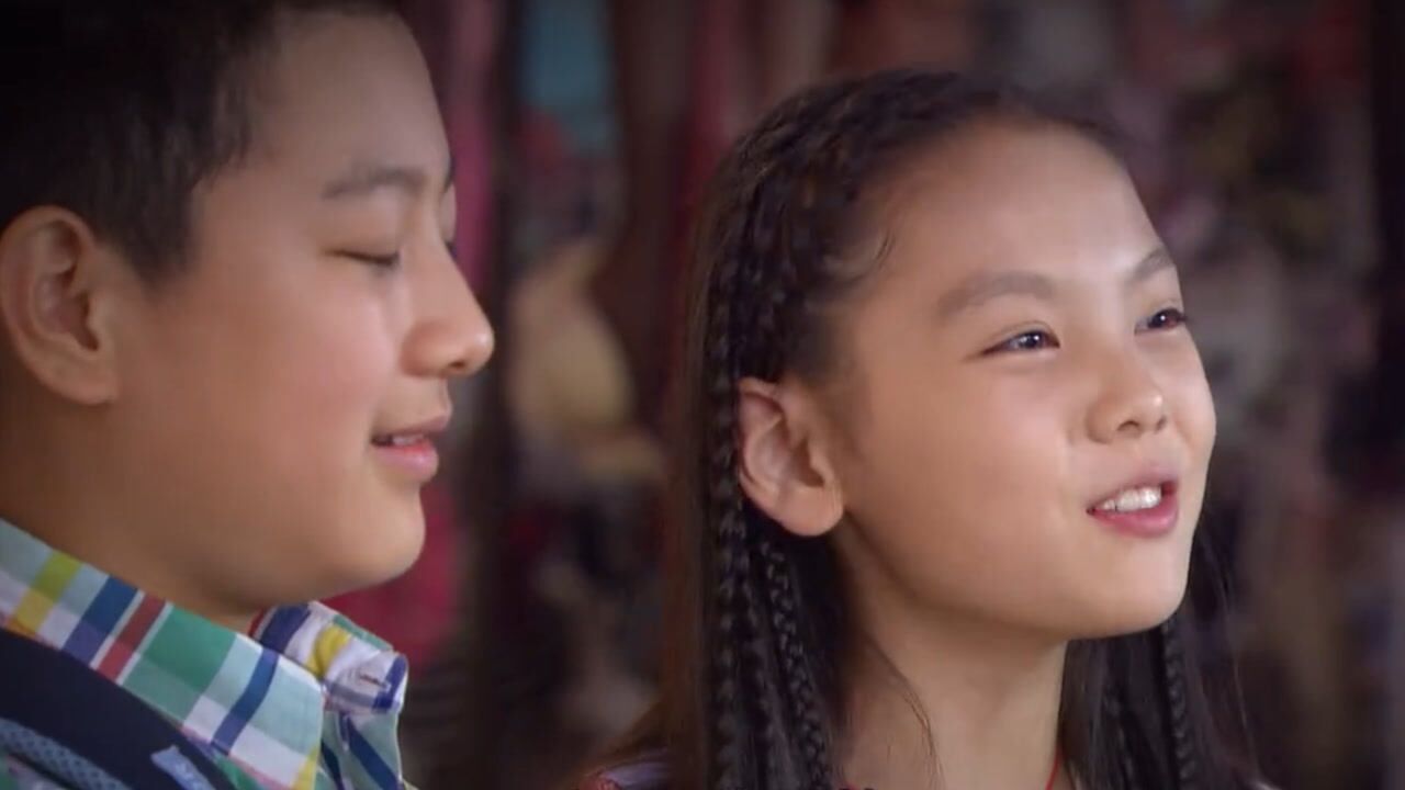 夜市人生金亮带晶晶来夜市拿出了100块把韭菜盒子全包了