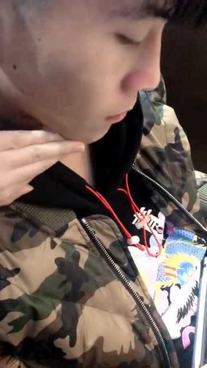 摸男生喉结会怎样难道你们的喉结都这么宝贝不让人摸的吗