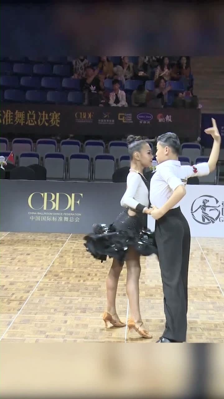 错位亲吻，男孩女孩在赛场上大跳拉丁舞，酸了酸了_腾讯视频