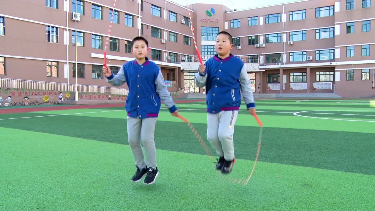 花样跳绳组合动作你摇我跳车轮跳