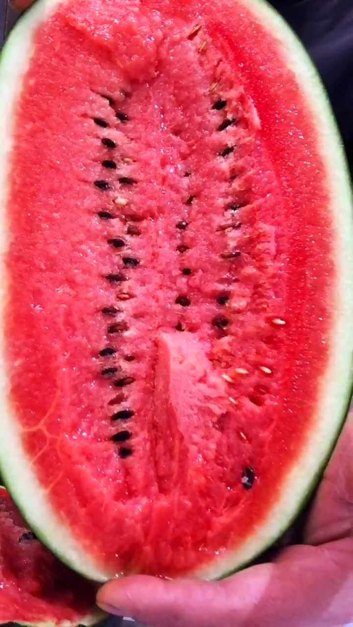西瓜切开那一刻,我馋了
