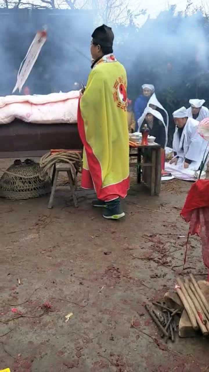 安徽池州丧葬法事棺材上要裹着一床被子道士做法事指点