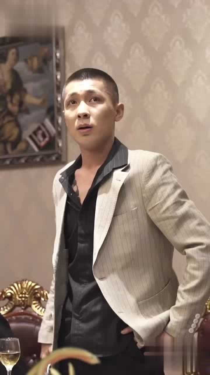 男儿本色全集:宏楠妈妈开饭店被欺负,还让跪下,宏楠霸气jiumu