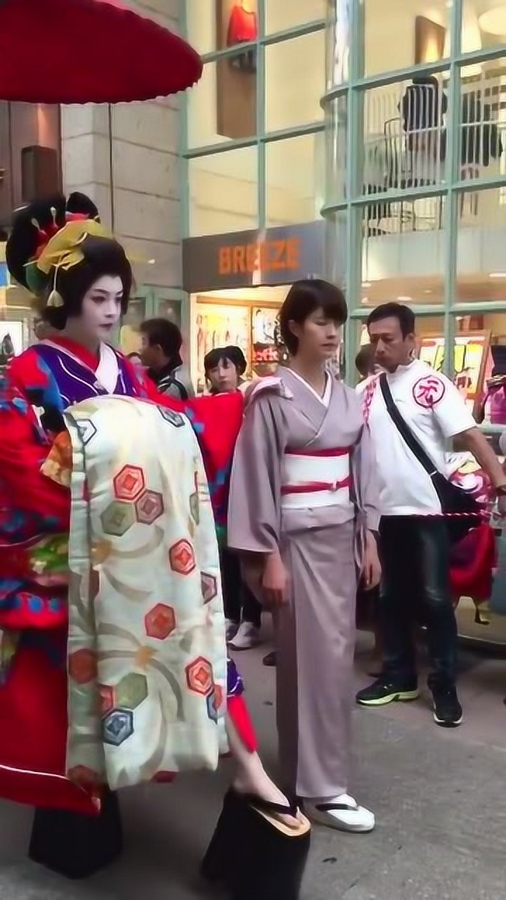 日本最美花魁当街游行来回看了几十遍注意力全在她鞋上