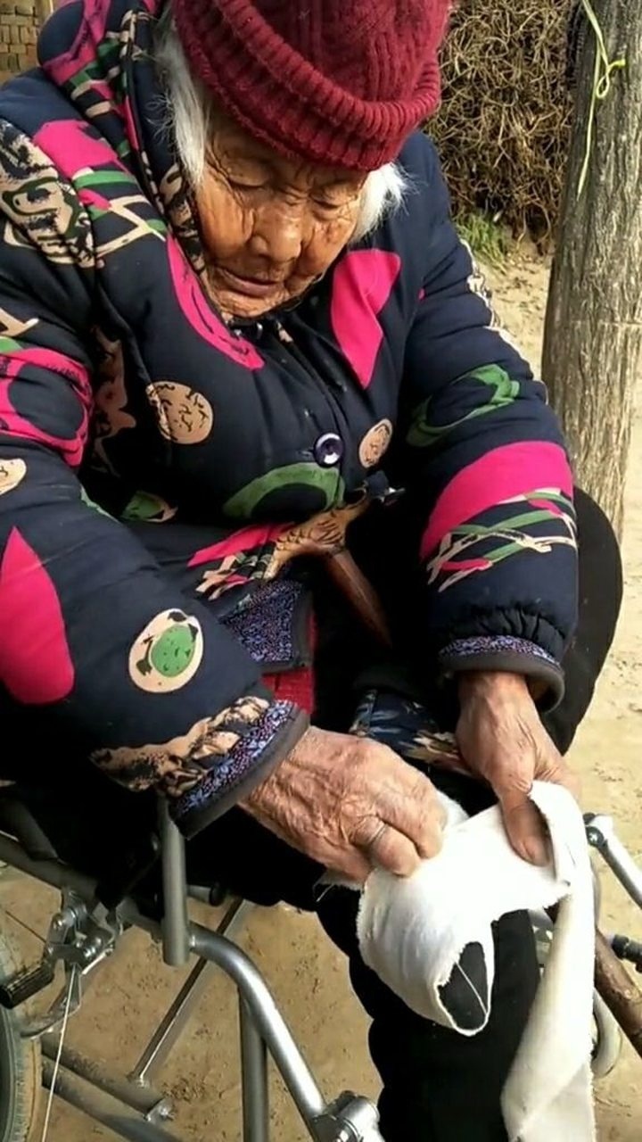 让您见识107岁神仙奶奶裹脚全过程