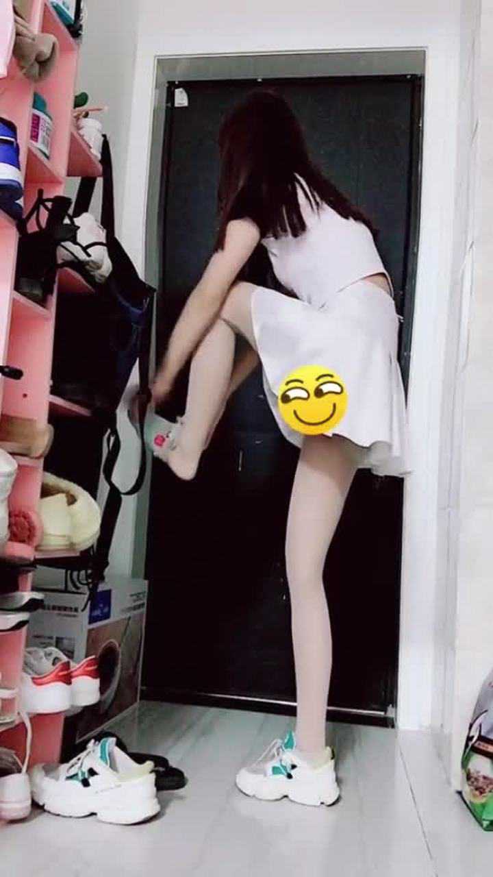 广西表妹刚刚在外面回来一到家就脱袜子